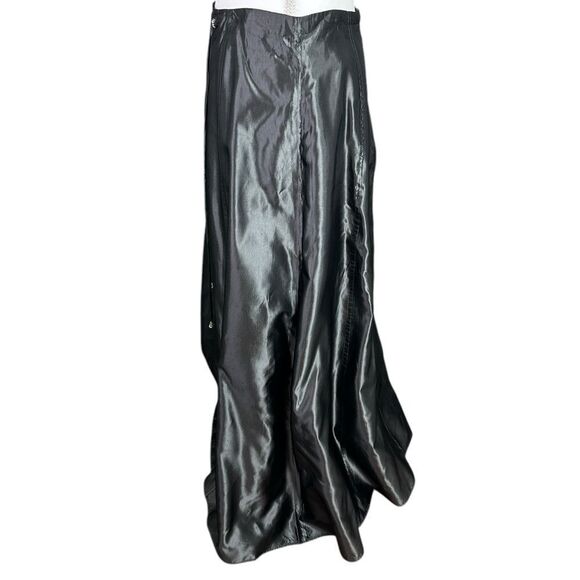 R & K EVENING Elegant Grey Metallic Satin Skirt Size 8 - Picture 4 of 9